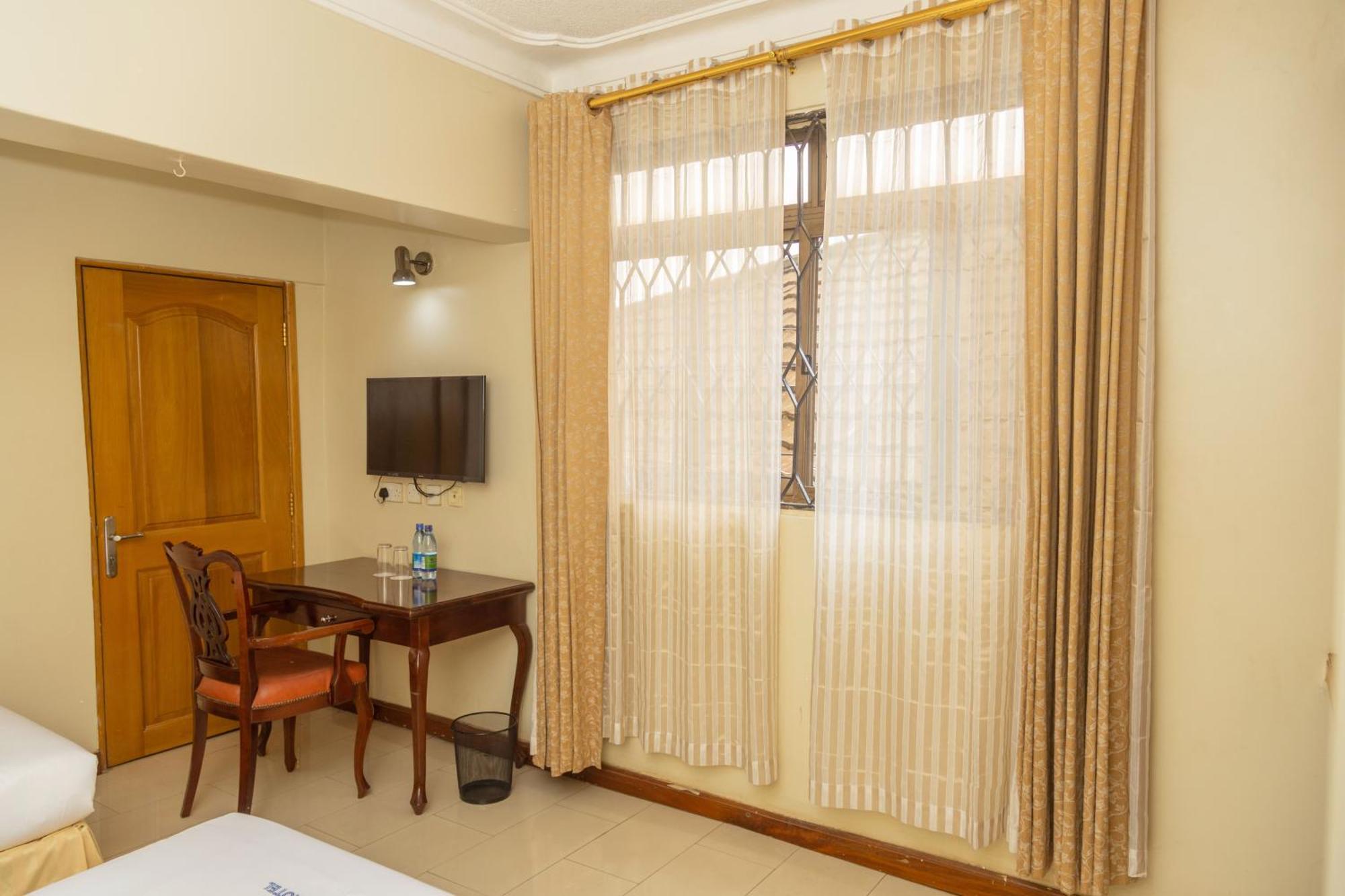 Holiday Express Hotel Kampala Exterior foto